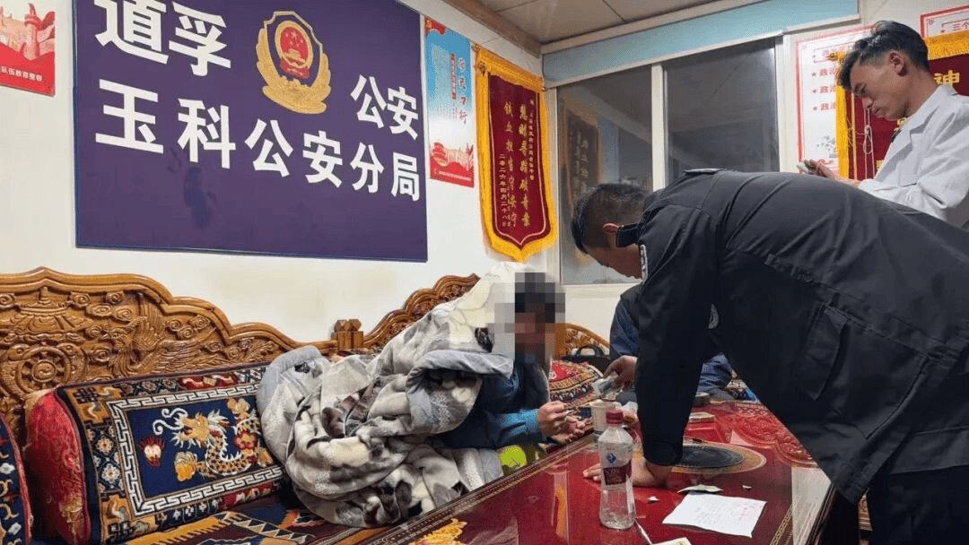 皇冠信用网登3_男子因个人情绪外出散心皇冠信用网登3，独闯海拔4500米山区，因无相关经验，装备准备严重不足，发生高反失温昏迷，四川警民紧急救援，轮流将其背下山