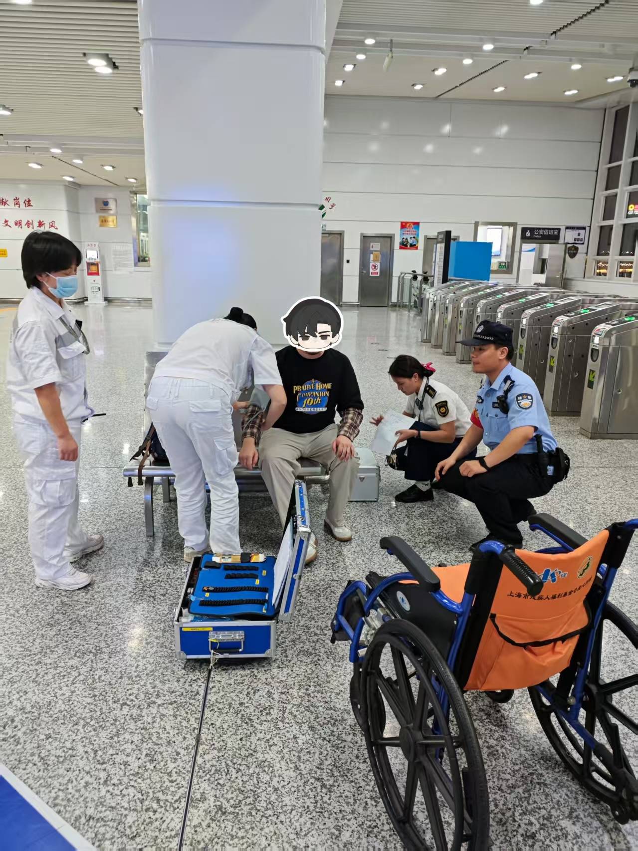 皇冠登1登2登3申请
_旅客长沙下飞机欲乘坐磁浮列车往城区找朋友皇冠登1登2登3申请
，突发呼吸不畅，民警与医护人员接力救援