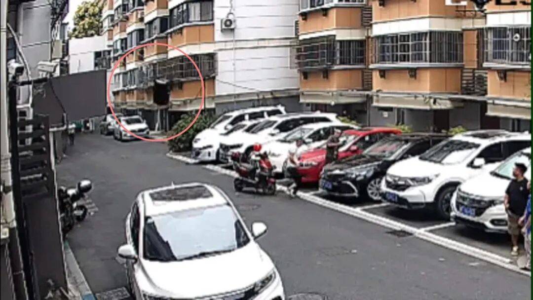 皇冠信用網出租
_因妻子没带包子回家皇冠信用網出租
，浙江一男子怒把30斤行李箱从6楼扔下，还称“砸到人了我就负责，没砸到就没事”，目前该男子已被刑拘