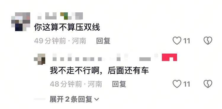 皇冠信用网会员
_河南驻马店有人在斑马线摆摊皇冠信用网会员
，过路司机只能压双黄线绕行，民警：当天是集市，已前往劝导商户