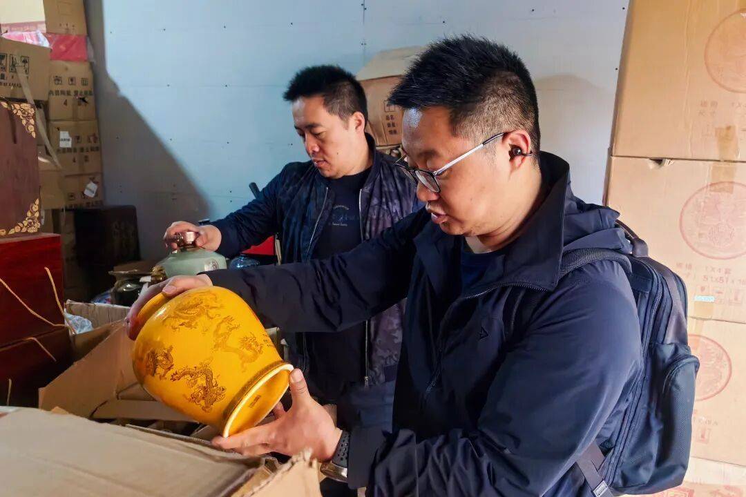 阿森纳足球
_上海女子半年狂买200多箱白酒阿森纳足球
,丈夫生病连4000元都拿不出!