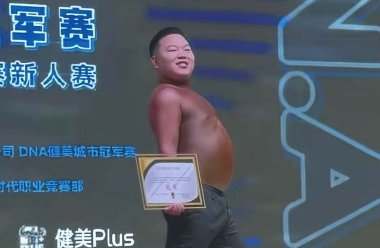 球员
_175斤“小胖子”再战健美比赛获网友力挺球员
，拿下线上人气冠军，本人回应：将认真减重，以更专业的状态上赛场