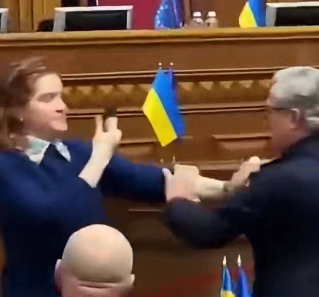 皇冠信用網注册开户_乌克兰最高拉达会场爆发激烈斗殴皇冠信用網注册开户，女议员封锁演讲台，要求乌军总司令必须下台