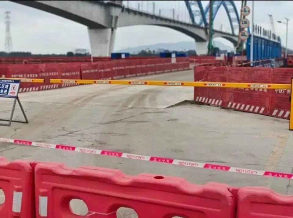 信用网怎么开户_汽车误入施工栈桥坠河一家5口遇难信用网怎么开户,死者老家村民发声:车主非常能吃苦,前几年才在广州买房