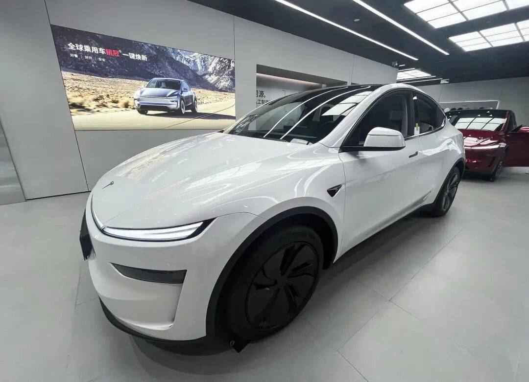 皇冠足球平台申请_四川女子花30余万买特斯拉皇冠足球平台申请，飞到海口提车发现是升级前的“老款”