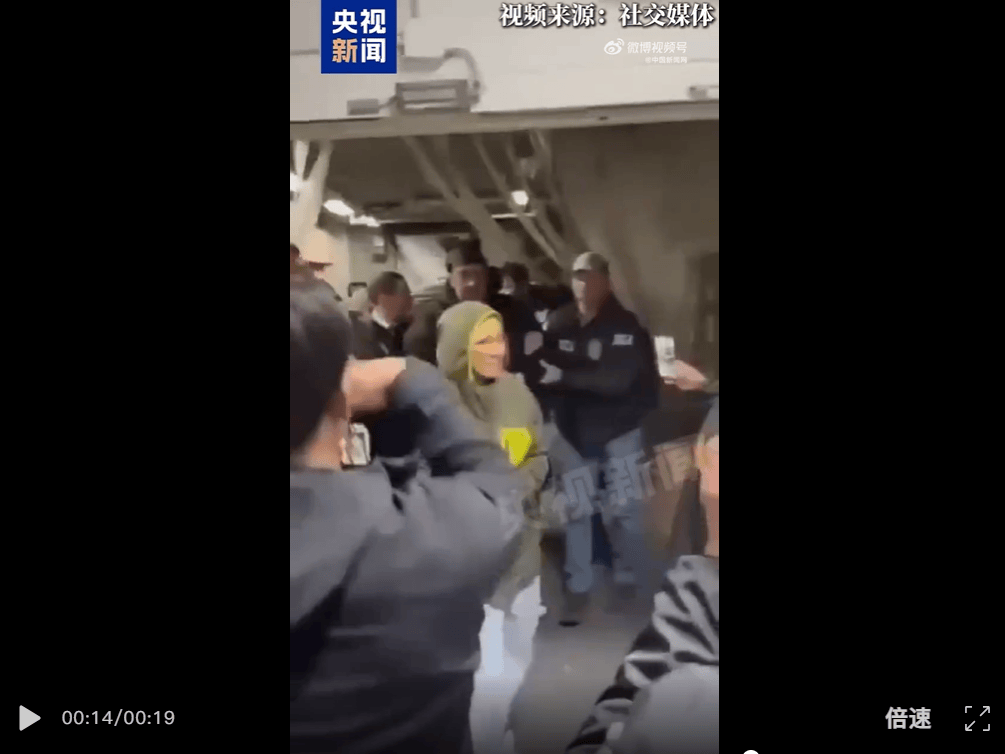 皇冠信用网如何注册_马杜罗现身美国缉毒局采指纹皇冠信用网如何注册，英语、西班牙语切换和众人打招呼，疑似左腿受伤