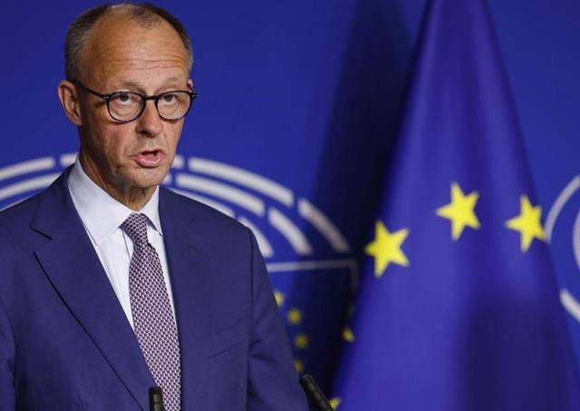 世界杯皇冠足球平台_中方高规格招待世界杯皇冠足球平台，默茨接过鲜花，走进人民大会堂前，他喊出了9个字