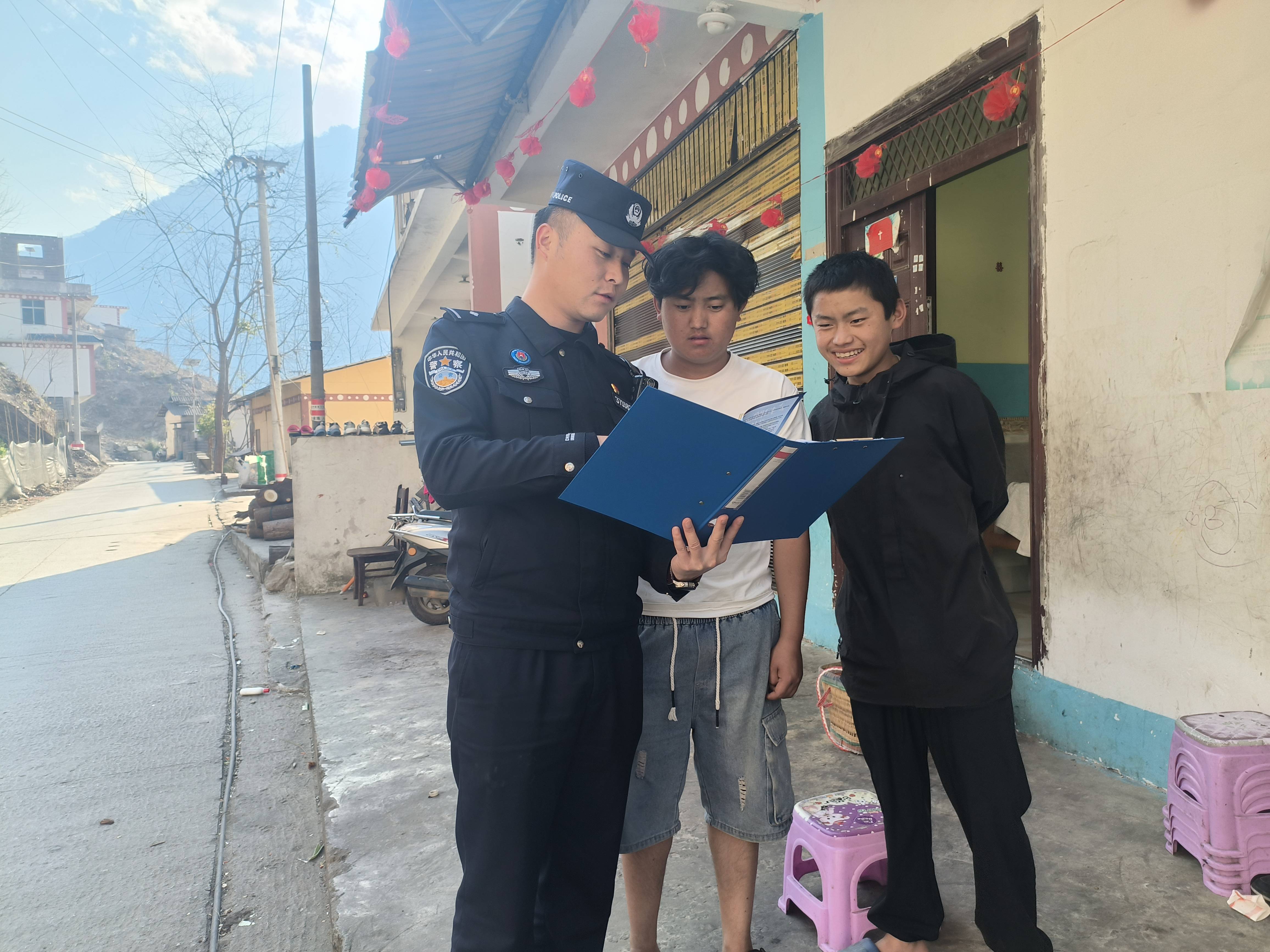 皇冠信用网登3代理
_云南怒江:社区民警“沉”下去 群众满意“提”上来