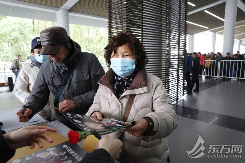 皇冠代理联系方式
_上海市民送别百岁嫩娘:从艺八十载皇冠代理联系方式
,最后一次红装谢幕 | 组图