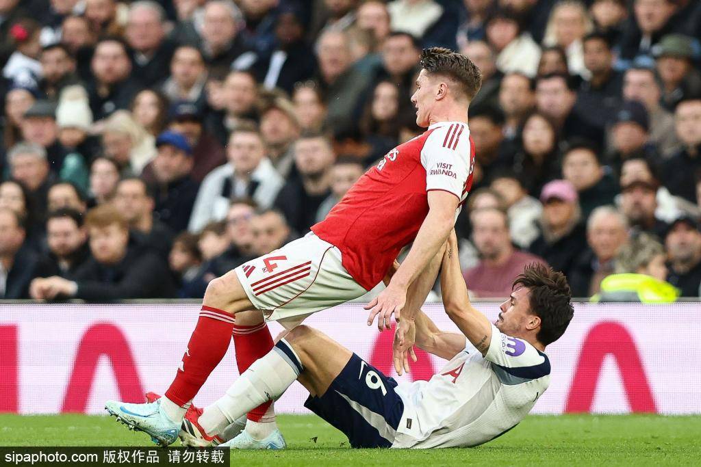 皇冠足球平台代理 _兵工厂的“晚场秀”：替补双响绝杀埃弗顿皇冠足球平台代理 ，道曼书写英超最年轻进球历史，剑指欧冠