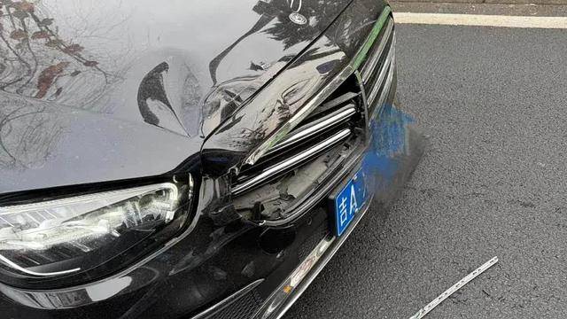 皇冠信用网注册开户_路虎1分钟8次别停奔驰引发事故皇冠信用网注册开户，警方认定却多次反转，奔驰维修加折旧损失近16万，无法走保险流程维权陷困