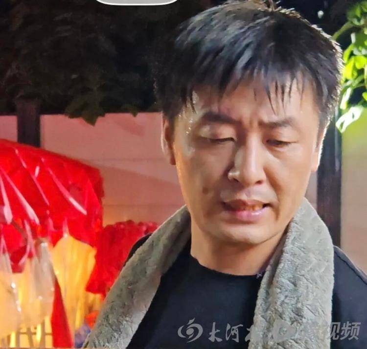 皇冠信用网_河南一烧烤摊主因五官轮廓、神态气质酷似张雪峰走红