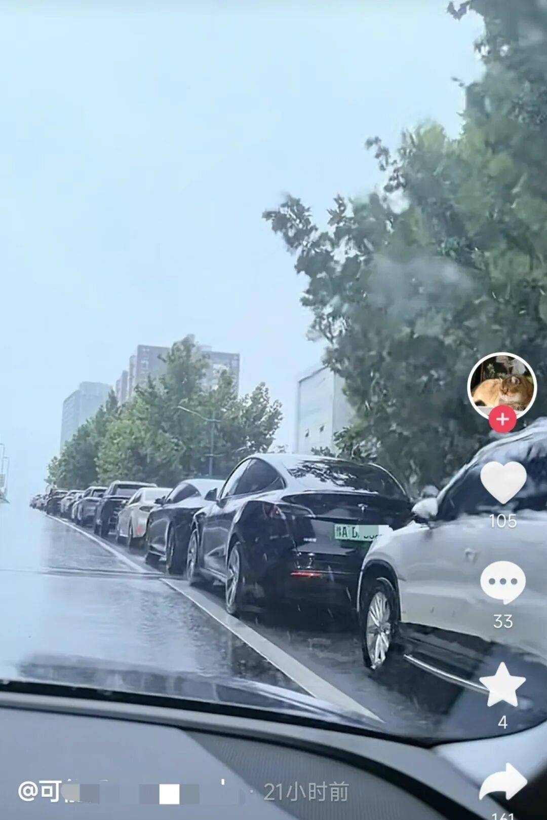皇冠信用网代理流程_郑州暴雨市民担心积水淹车皇冠信用网代理流程,把私家车停在高架桥上,郑州交警:目前降雨已停不允许停放,紧急避险时临时停放情有可原