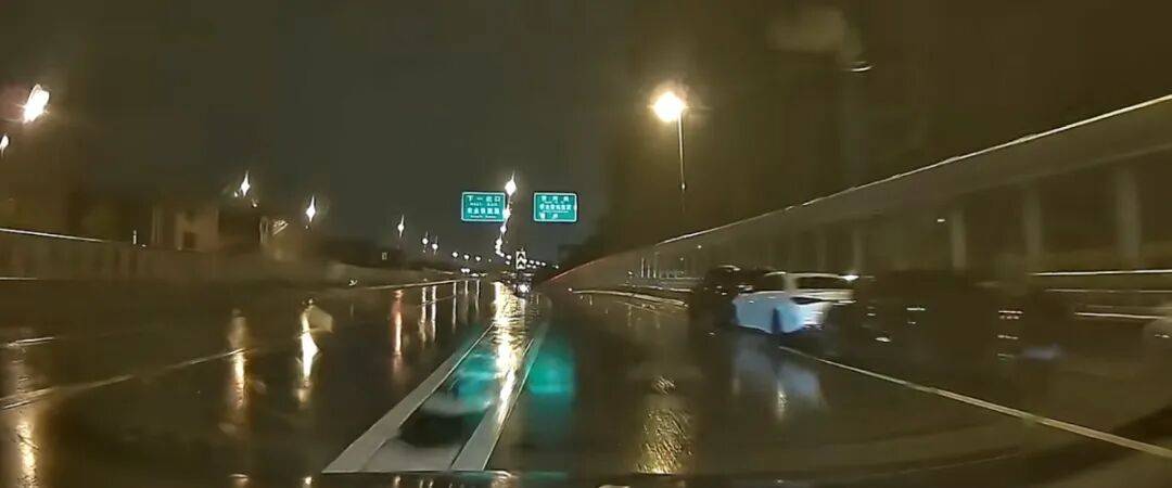 皇冠信用网代理流程_郑州暴雨市民担心积水淹车皇冠信用网代理流程,把私家车停在高架桥上,郑州交警:目前降雨已停不允许停放,紧急避险时临时停放情有可原