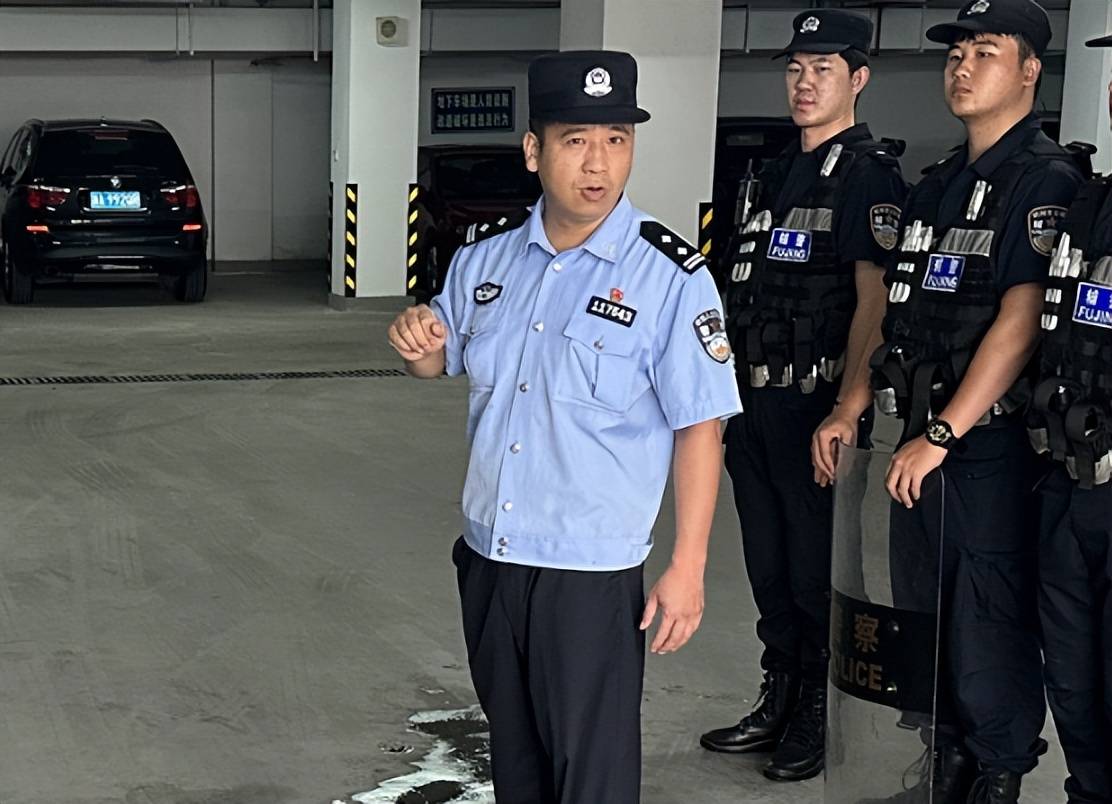 皇冠信用网正网_“儿子把我的头按着撞向切菜板”皇冠信用网正网，杭州妈妈报警哭泣：我养了他30多年，不工作也不结婚，我伤透了心；儿子：因晚饭吃菜还是吃肉起冲突