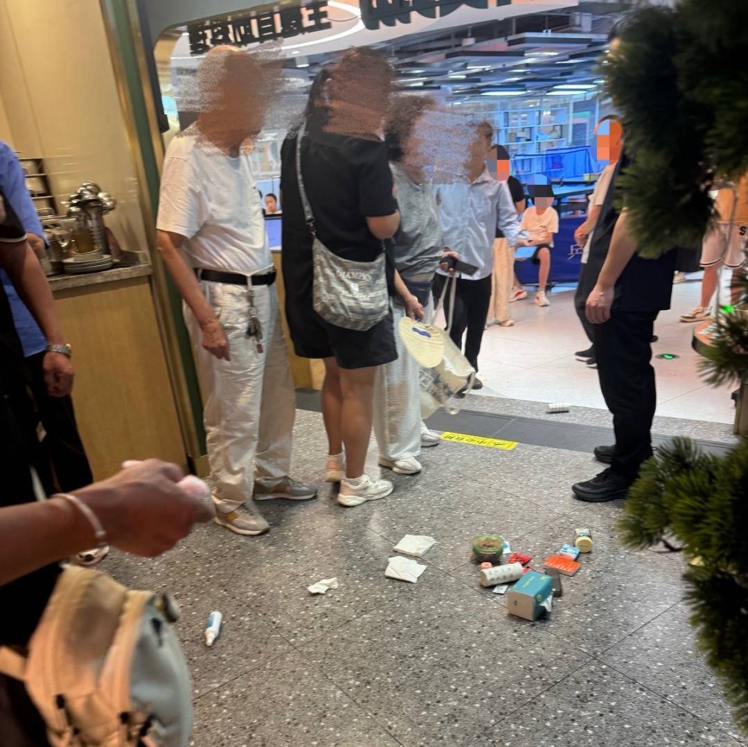 皇冠信用出租_老人被质疑从自助餐厅带出食物皇冠信用出租，怒而倒空背包自证清白，餐厅回应：已道歉并批评店员