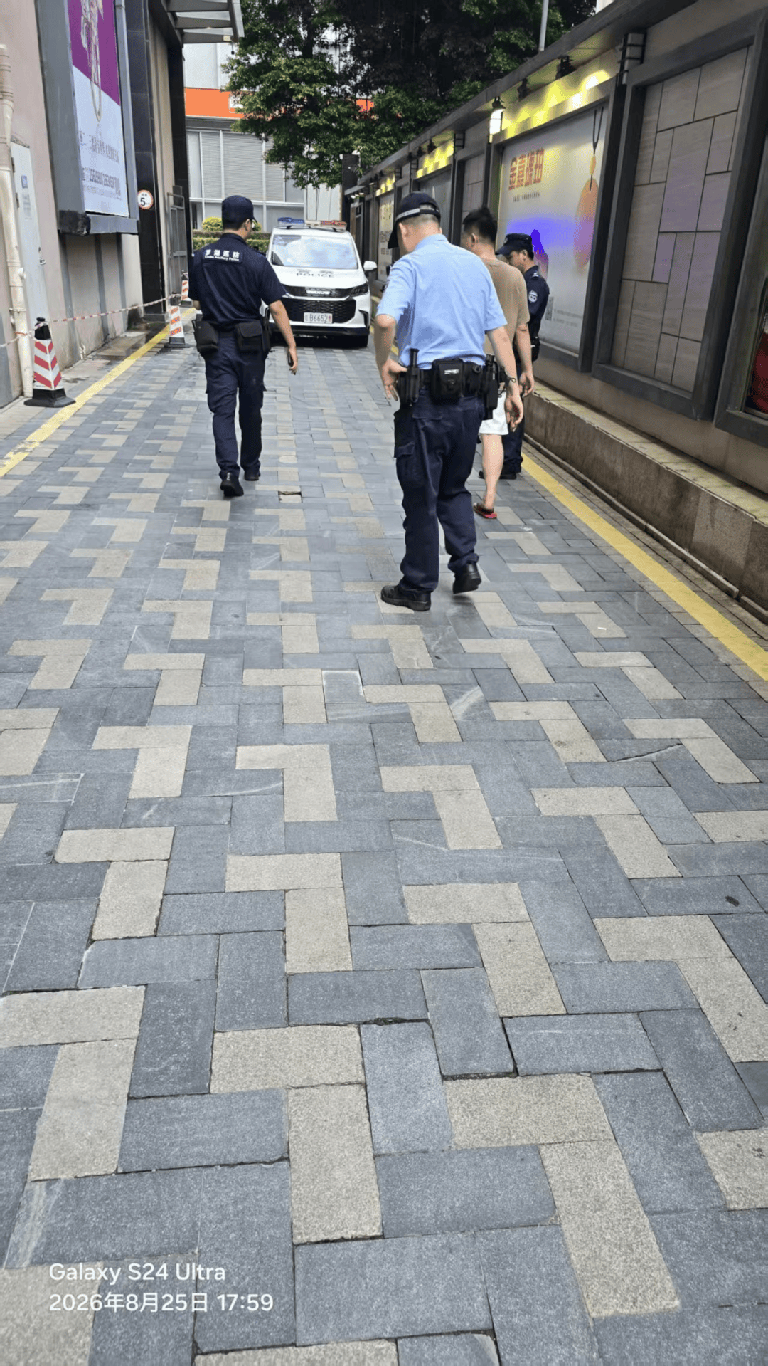 皇冠信用网会员如何注册_深圳水贝一女子捡到价值90万元的黄金皇冠信用网会员如何注册,重758.9克,原地等候未见失主交给商场保安
