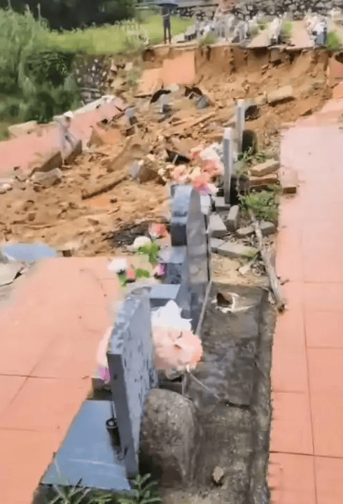 皇冠hga039客户端_温州多家鞋厂被淹皇冠hga039客户端,大量鞋被冲到街上,鞋厂老板:近万双鞋全军覆没!有人在积水中开直播卖鞋,高达两万人在线