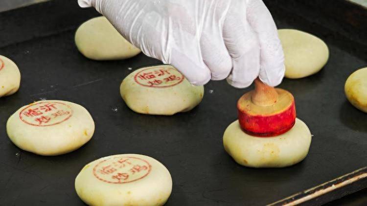 皇冠信用网在哪里开通_“炒鸡月饼”你吃过吗皇冠信用网在哪里开通?临沂一食品公司正赶制临沂炒鸡月饼