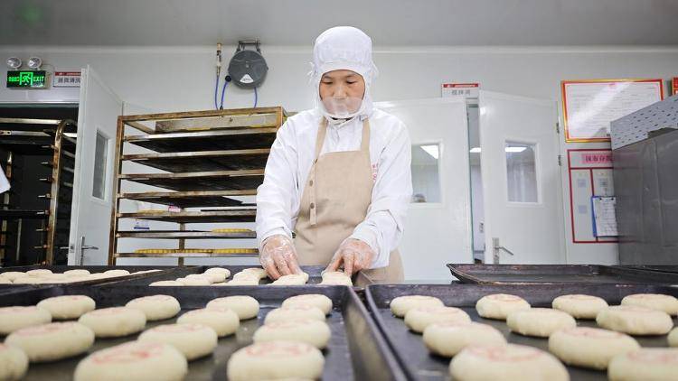 皇冠信用网在哪里开通_“炒鸡月饼”你吃过吗皇冠信用网在哪里开通?临沂一食品公司正赶制临沂炒鸡月饼