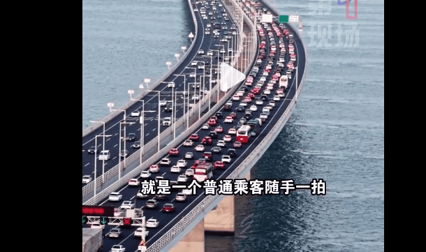 皇冠信用网登3代理_女生坐飞机拍到车钻入海底:船在水上游皇冠信用网登3代理，车在水下走