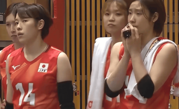 皇冠hga035手机版_日本女排颁奖全程黑脸！曾10-2领先遭逆转队员落泪皇冠hga035手机版，日媒直言心理被击溃