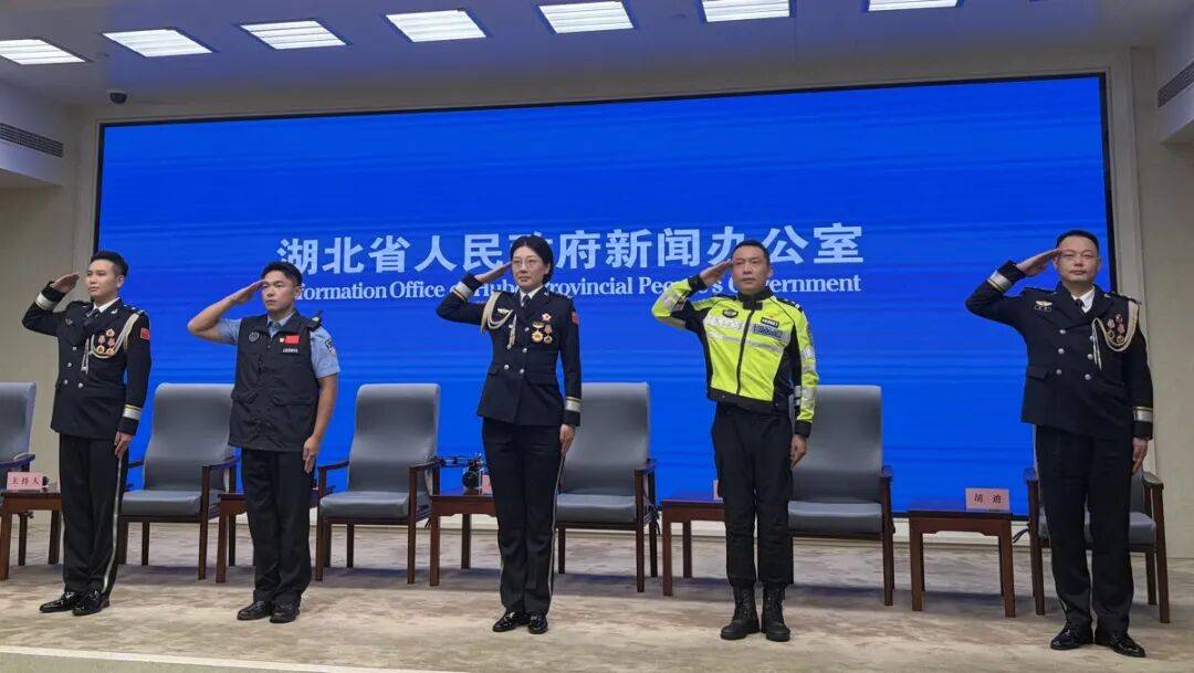 皇冠登3代理申请_一对来武汉旅游的夫妻准备用无人机航拍机场周边风景皇冠登3代理申请，设备刚开机就被发现，警方披露