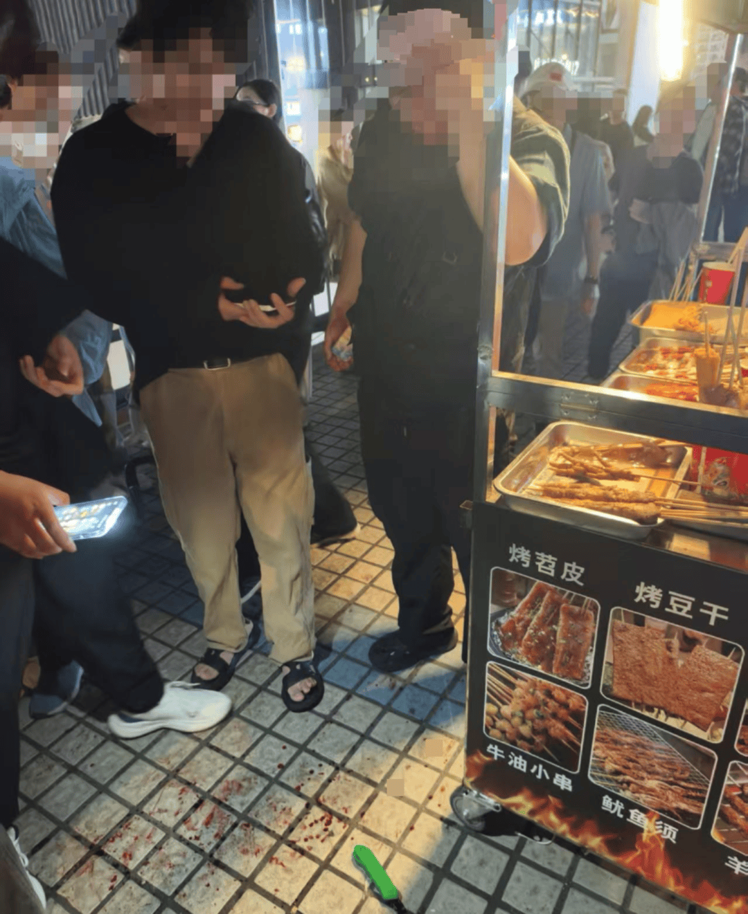 皇冠代理登3_网红王扁在重庆摆摊卖烧烤被一男子袭击 目击者：肇事者已被民警抓获