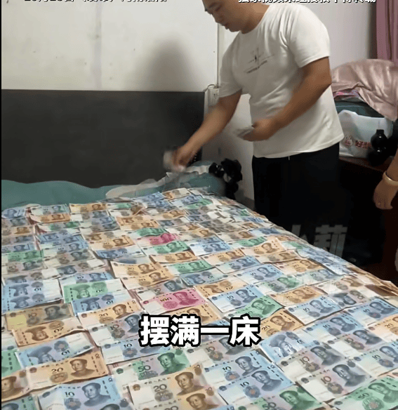 138信用盘出租 _男子为戒烟138信用盘出租 ，每天存下40元！9个月后烟钱摆满一床，给妻子买了折叠手机